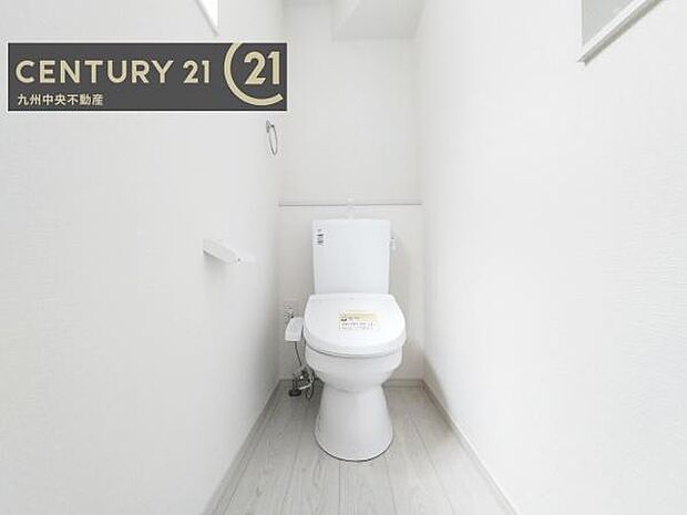 【トイレ】汚れてもサッとひと拭きでお手入れ簡単、エコ仕様の温水洗浄便座付きのトイレです。バリアフリーにも配慮しています。