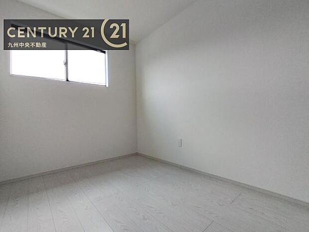 【子供部屋】学習机やベッドの配置がしやすい空間です。