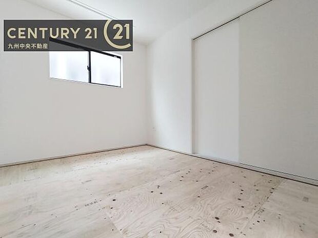 【洋室】家族一人ひとりの大切なプライベート空間。趣味に合わせて使って頂けるようシンプルに仕上げてあります。