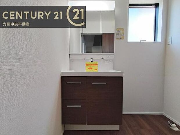 【洗面所】広々とした洗面スペースで朝時間も快適に。鏡の両サイドは、必要なものを取り出しやすく、大きな鏡面で朝の準備もスムーズに。