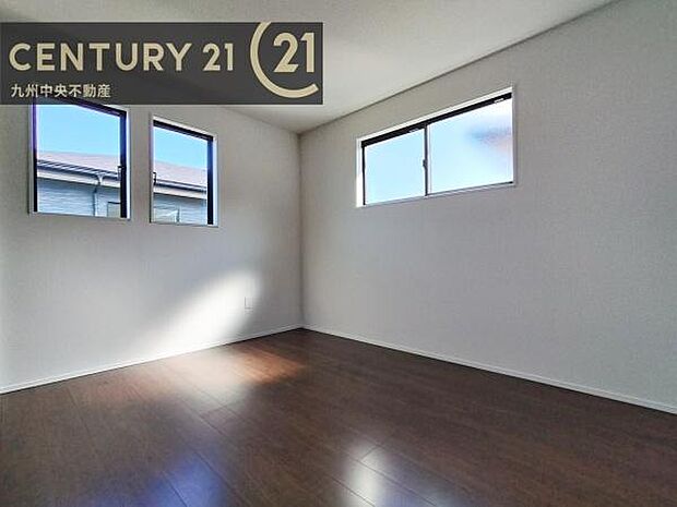 【洋室】2面採光を確保したお部屋。爽やかな風を感じて起きる朝は、快適生活の始まりに。