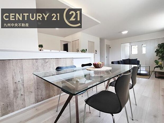 ※掲載の家具およびＣＧ加工はあくまでイメージであり、販売価格には含まれておりません。【リビング】暖かな光が包み込んでくれるLDＫは家族みんなが自然と集まる場所。快適でゆったり寛げる空間です。