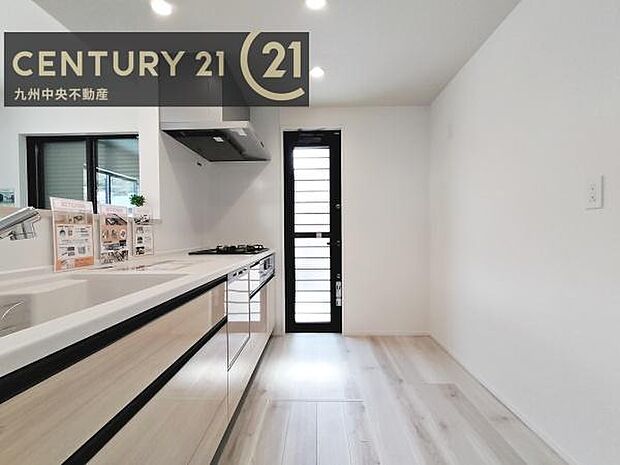 【キッチン】収納スペース・作業スペースが広いシステムキッチンは奥様にうれしいポイント。快適にお料理ができます。