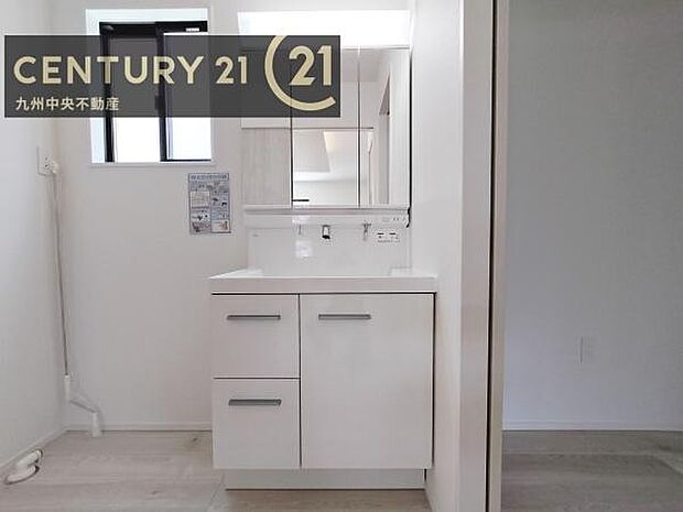 【洗面所】広々とした洗面スペースで朝時間も快適に。鏡の両サイドは、必要なものを取り出しやすく、大きな鏡面で朝の準備もスムーズに。