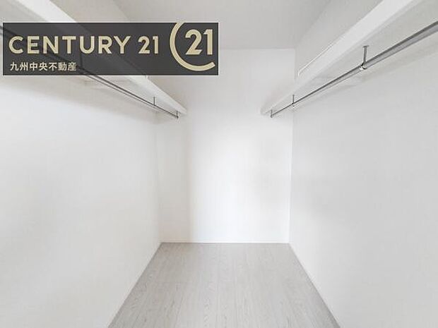 【ウォークインクローゼット】大型収納で片付け安心、生活にゆとりができ、お部屋もスッキリします。