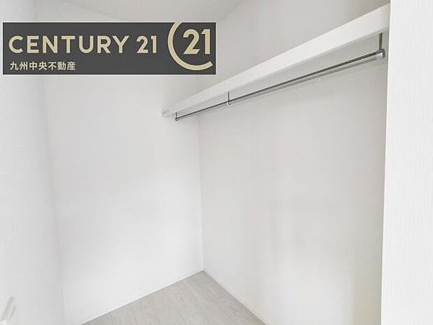 【ウォークインクローゼット】大型収納で片付け安心、生活にゆとりができ、お部屋もスッキリします。