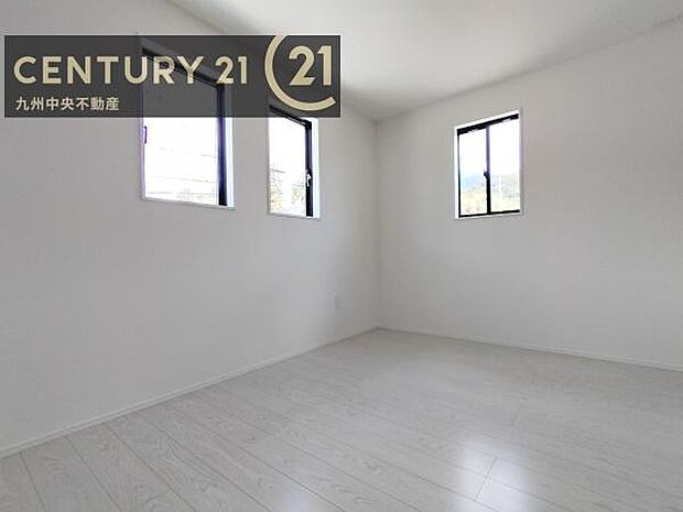 【洋室】2面採光を確保したお部屋。爽やかな風を感じて起きる朝は、快適生活の始まりに。