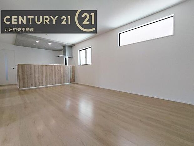 【リビング】暖かな光が包み込んでくれるLDＫは家族みんなが自然と集まる場所。快適でゆったり寛げる空間です。