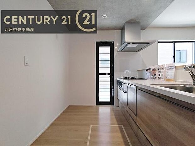 【キッチン】収納スペース・作業スペースが広いシステムキッチンは奥様にうれしいポイント。快適にお料理ができます。