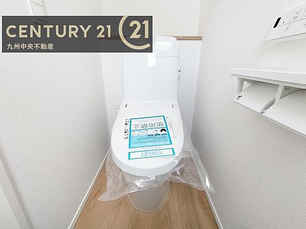 【トイレ】汚れてもサッとひと拭きでお手入れ簡単、エコ仕様の温水洗浄便座付きのトイレです。バリアフリーにも配慮しています。