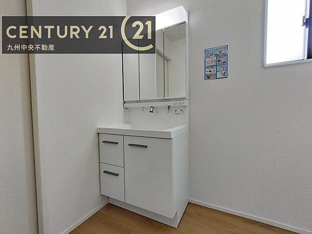 【洗面所】広々とした洗面スペースで朝時間も快適に。鏡の両サイドは、必要なものを取り出しやすく、大きな鏡面で朝の準備もスムーズに。