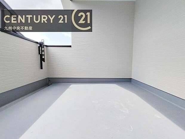 【バルコニー】日当たり良好なバルコニー。洗濯物やお布団もポッカポカに。