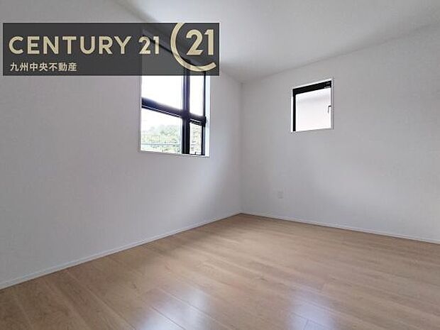 【洋室】2面採光を確保したお部屋。爽やかな風を感じて起きる朝は、快適生活の始まりに。