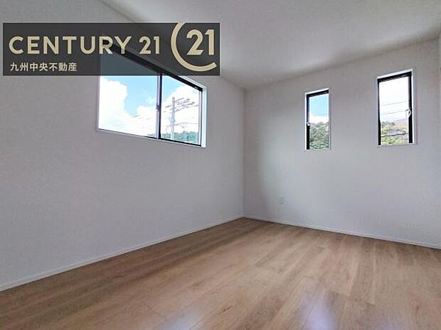 【洋室】2面採光を確保したお部屋。爽やかな風を感じて起きる朝は、快適生活の始まりに。