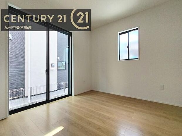 【洋室】家族一人ひとりの大切なプライベート空間。趣味に合わせて使って頂けるようシンプルに仕上げてあります。