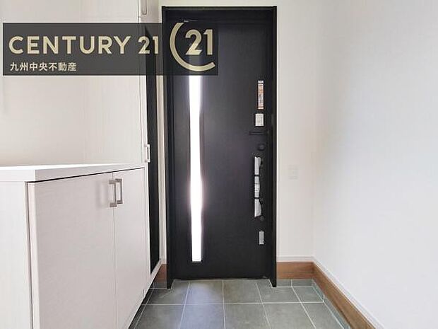 【玄関】玄関をスッキリに見せるために、シューズボックスを設置しました。オシャレは足元から。