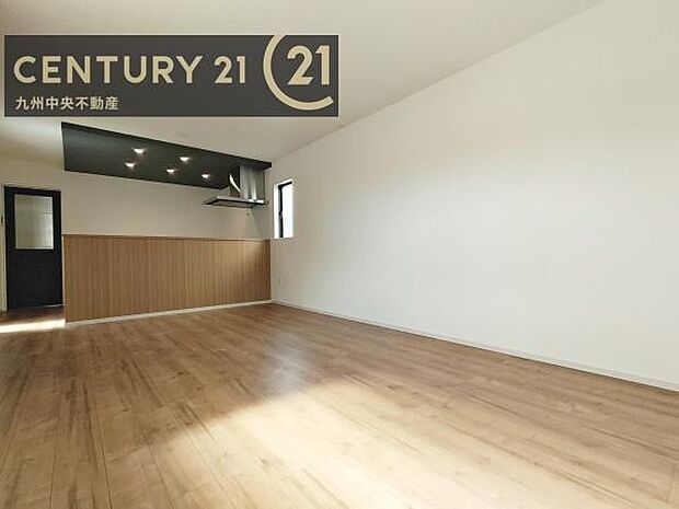 【リビング】暖かな光が包み込んでくれるLDＫは家族みんなが自然と集まる場所。快適でゆったり寛げる空間です。