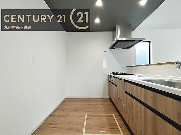 【キッチン】収納スペース・作業スペースが広いシステムキッチンは奥様にうれしいポイント。快適にお料理ができます。