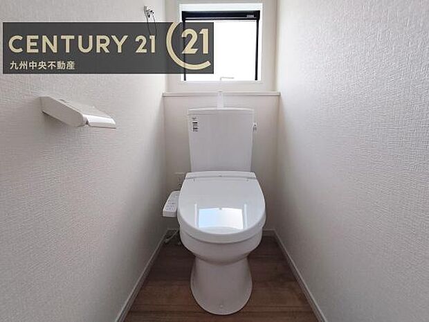 【トイレ】汚れてもサッとひと拭きでお手入れ簡単、エコ仕様の温水洗浄便座付きのトイレです。バリアフリーにも配慮しています。