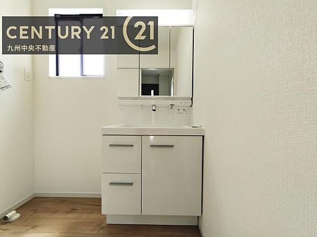 【洗面所】広々とした洗面スペースで朝時間も快適に。鏡の両サイドは、必要なものを取り出しやすく、大きな鏡面で朝の準備もスムーズに。