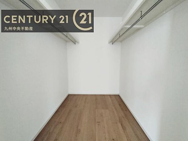 【ウォークインクローゼット】大型収納で片付け安心、生活にゆとりができ、お部屋もスッキリします。