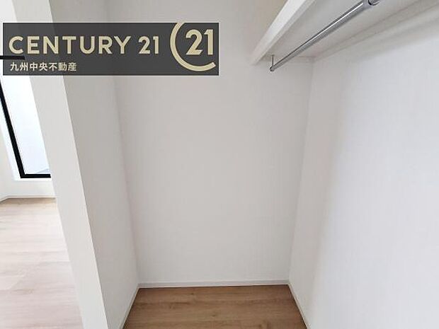 【ウォークインクローゼット】大型収納で片付け安心、生活にゆとりができ、お部屋もスッキリします。