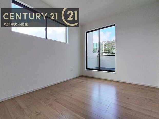 【洋室】2面採光を確保したお部屋。爽やかな風を感じて起きる朝は、快適生活の始まりに。