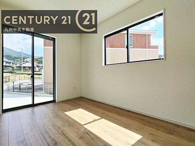 【洋室】2面採光を確保したお部屋。爽やかな風を感じて起きる朝は、快適生活の始まりに。