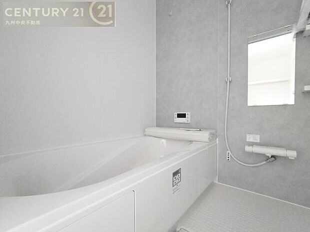 【ユニットバス】浴室暖房乾燥機付きで雨の日が多い梅雨の時期も安心です。また、冬のヒートショック対策としても活躍します。