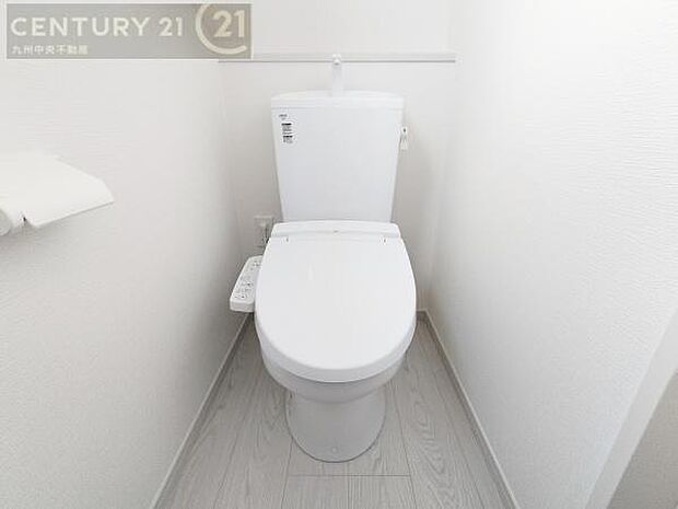 【トイレ】汚れてもサッとひと拭きでお手入れ簡単、エコ仕様の温水洗浄便座付きのトイレです。バリアフリーにも配慮しています。