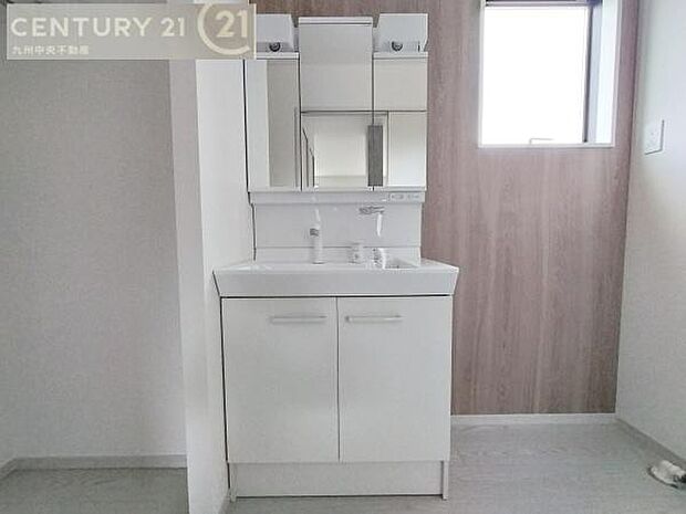 【洗面所】広々とした洗面スペースで朝時間も快適に。鏡の両サイドは、必要なものを取り出しやすく、大きな鏡面で朝の準備もスムーズに。