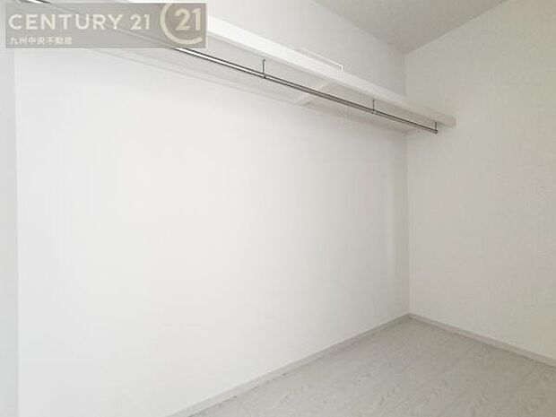 【ウォークインクローゼット】大型収納で片付け安心、生活にゆとりができ、お部屋もスッキリします。