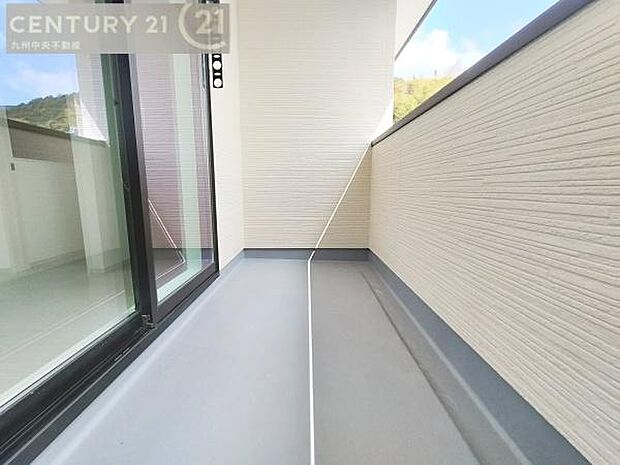 【バルコニー】広々バルコニー。日当たりも良く、洗濯物もよく乾きます。