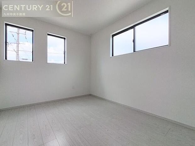 【洋室】2面採光を確保したお部屋。爽やかな風を感じて起きる朝は、快適生活の始まりに。