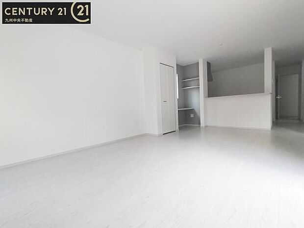 【リビング】暖かな光が包み込んでくれるLDＫは家族みんなが自然と集まってくる場所。快適でゆったり寛げる空間となっています。