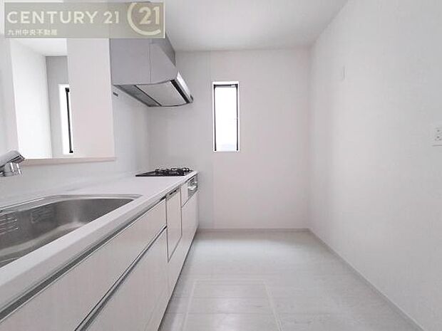 【キッチン】家族との会話を楽しめながら、お子様を見守りながら、お料理をすることができます。