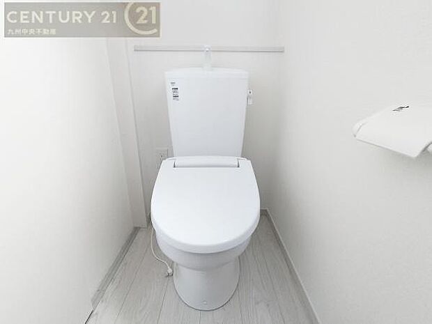 【トイレ】汚れてもサッとひと拭きでお手入れ簡単、エコ仕様の温水洗浄便座付きのトイレです。バリアフリーにも配慮しています。