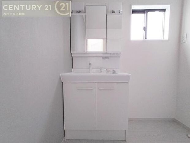 【洗面所】広々とした洗面スペースで朝時間も快適に。鏡の両サイドは、必要なものを取り出しやすく、大きな鏡面で朝の準備もスムーズに。