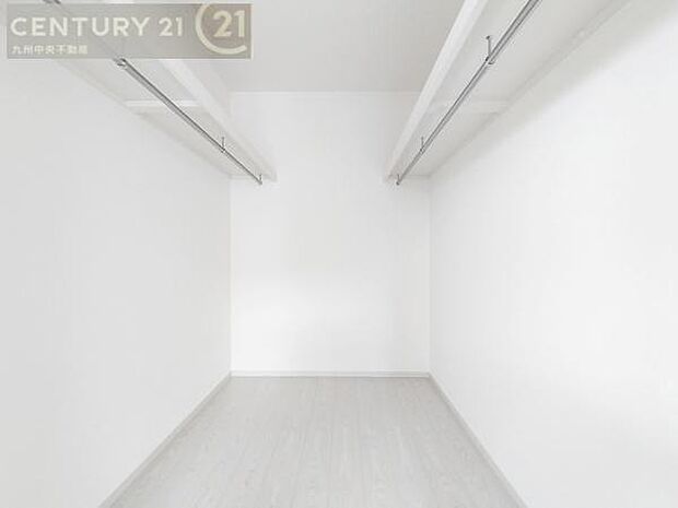 【ウォークインクローゼット】大型収納で片付け安心、生活にゆとりができ、お部屋もスッキリします。