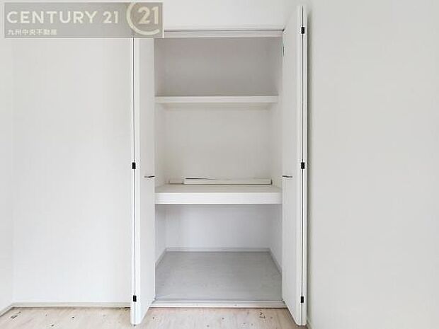 【押入】デッドスペースを作らず空間を無駄なく使うことのできる奥行きがあります。