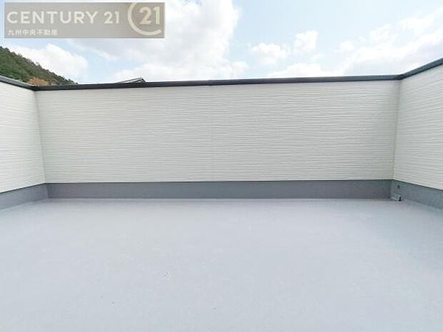 【バルコニー】広々バルコニー。日当たりも良く、洗濯物もよく乾きます。