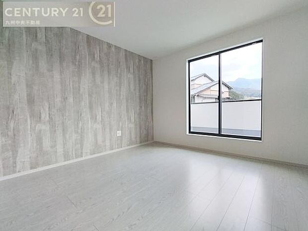 【洋室】開放的なバルコニーに面したお部屋。採光良好な快適空間です。