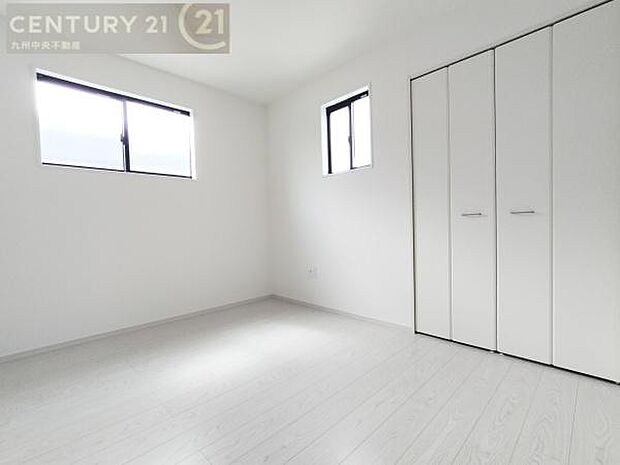 【洋室】2面採光を確保したお部屋。爽やかな風を感じて起きる朝は、快適生活の始まりに。