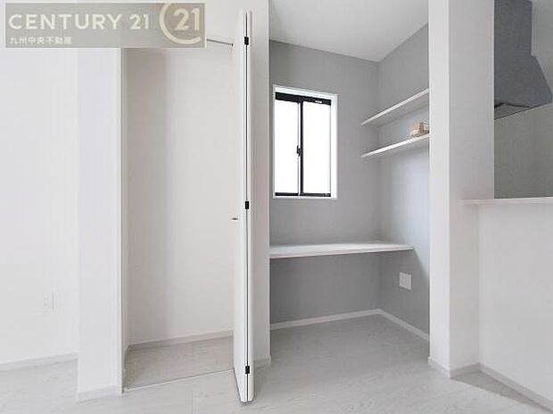 【スタディーカウンター】カウンターを付けることで勉強机、リモートワークなど家族の形に合わせた使い方ができます。