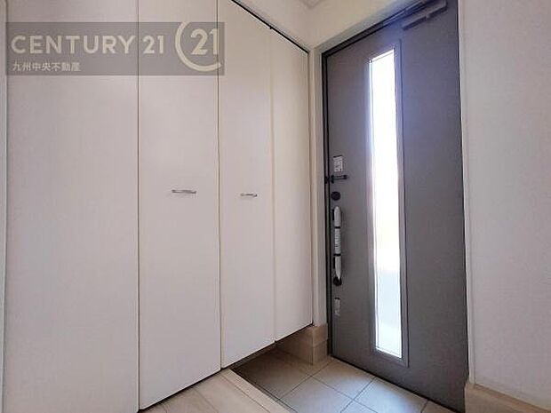 【玄関】玄関をスッキリに見せるために、シューズボックスを設置しました。オシャレは足元から。