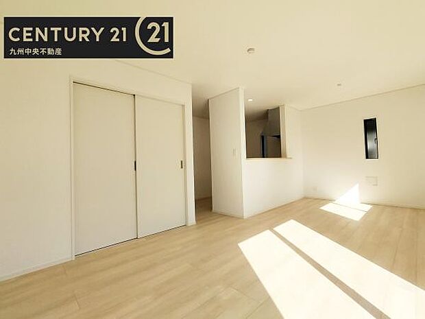 【リビング】ご家族みんながゆったり寛げる開放感たっぷりのリビング。広々としたリビングでは家具選びも楽しみの一つになりますね。