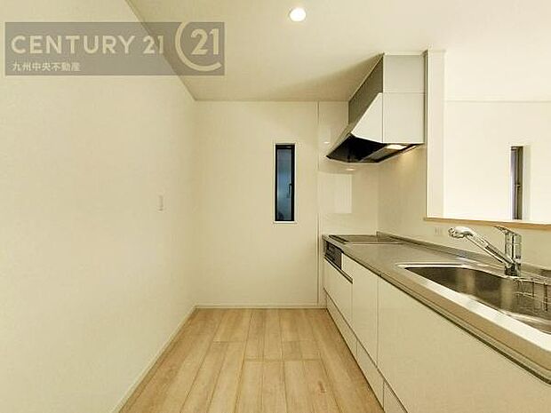 【キッチン】家族との会話を楽しめながら、お子様を見守りながら、お料理をすることができます。