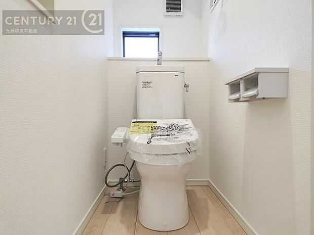 【トイレ】汚れてもサッとひと拭きでお手入れ簡単、エコ仕様の温水洗浄便座付きのトイレです。バリアフリーにも配慮しています。