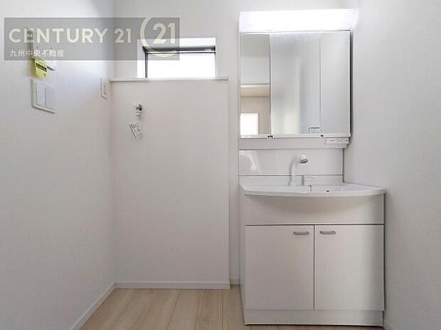 【洗面所】広々とした洗面スペースで朝時間も快適に。鏡の両サイドは、必要なものを取り出しやすく、大きな鏡面で朝の準備もスムーズに。