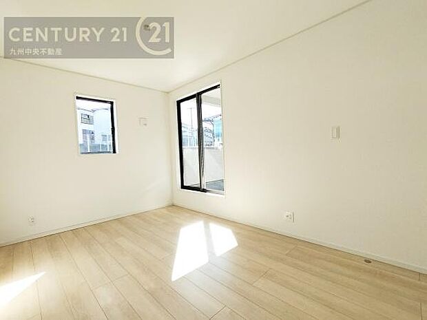 【洋室】開放的なバルコニーに面したお部屋。採光良好な快適空間です。